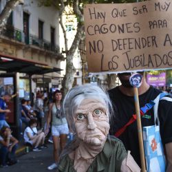 La marcha a favor de los jubilados: consignas por Pablo Grillo y críticas al acuerdo con el FMI. Con carteles improvisados, a los reclamos por la situación de los jubilados se sumó este miércoles el cuestionamiento al acuerdo con el FMI. Sin embargo, por lejos, lo que más se registró la consternación por el estado del fotógrafo herido de gravedad la semana pasada. | Foto:Pablo Cuarterolo