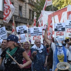 La marcha a favor de los jubilados: consignas por Pablo Grillo y críticas al acuerdo con el FMI. Con carteles improvisados, a los reclamos por la situación de los jubilados se sumó este miércoles el cuestionamiento al acuerdo con el FMI. Sin embargo, por lejos, lo que más se registró la consternación por el estado del fotógrafo herido de gravedad la semana pasada. | Foto:Pablo Cuarterolo