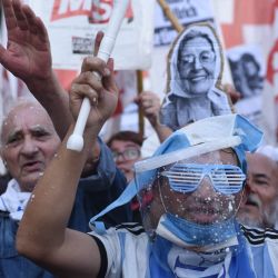 La marcha a favor de los jubilados: consignas por Pablo Grillo y críticas al acuerdo con el FMI. Con carteles improvisados, a los reclamos por la situación de los jubilados se sumó este miércoles el cuestionamiento al acuerdo con el FMI. Sin embargo, por lejos, lo que más se registró la consternación por el estado del fotógrafo herido de gravedad la semana pasada. | Foto:Pablo Cuarterolo
