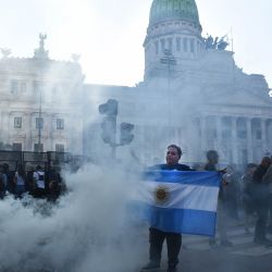 La marcha a favor de los jubilados: consignas por Pablo Grillo y críticas al acuerdo con el FMI. Con carteles improvisados, a los reclamos por la situación de los jubilados se sumó este miércoles el cuestionamiento al acuerdo con el FMI. Sin embargo, por lejos, lo que más se registró la consternación por el estado del fotógrafo herido de gravedad la semana pasada. | Foto:Pablo Cuarterolo