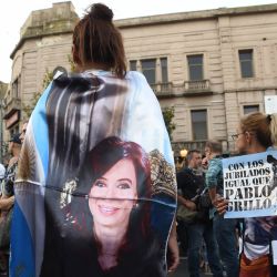 La marcha a favor de los jubilados: consignas por Pablo Grillo y críticas al acuerdo con el FMI. Con carteles improvisados, a los reclamos por la situación de los jubilados se sumó este miércoles el cuestionamiento al acuerdo con el FMI. Sin embargo, por lejos, lo que más se registró la consternación por el estado del fotógrafo herido de gravedad la semana pasada. | Foto:Pablo Cuarterolo