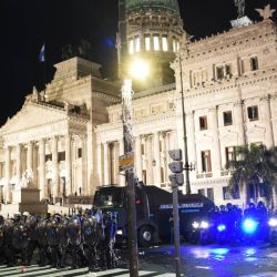 La marcha a favor de los jubilados: consignas por Pablo Grillo y críticas al acuerdo con el FMI. Con carteles improvisados, a los reclamos por la situación de los jubilados se sumó este miércoles el cuestionamiento al acuerdo con el FMI. Sin embargo, por lejos, lo que más se registró la consternación por el estado del fotógrafo herido de gravedad la semana pasada. | Foto:Pablo Cuarterolo