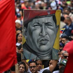 Partidarios del presidente venezolano, Nicolás Maduro, sostienen una pintura del fallecido presidente Hugo Chávez durante una manifestación en Caracas. | Foto:JUAN BARRETO / AFP