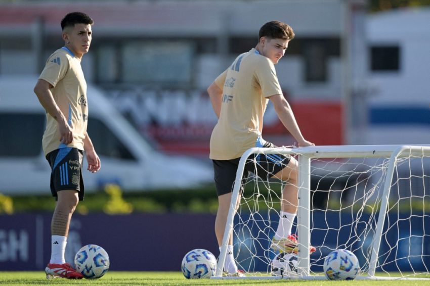 Thiago Almada y Julián Álvarez