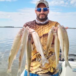 Se pesca viernes, sábado y domingo. A flote tanto anclado como gareteando, según el día, con peje medianito de 25 a 30 cm y alguna excepción de mejor talla. Se da con bajadas de 20 a 30 cm.