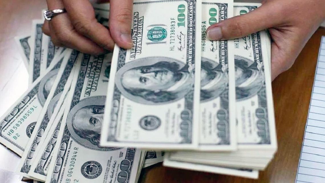 El blue cerró con la mayor suba semanal en 2025