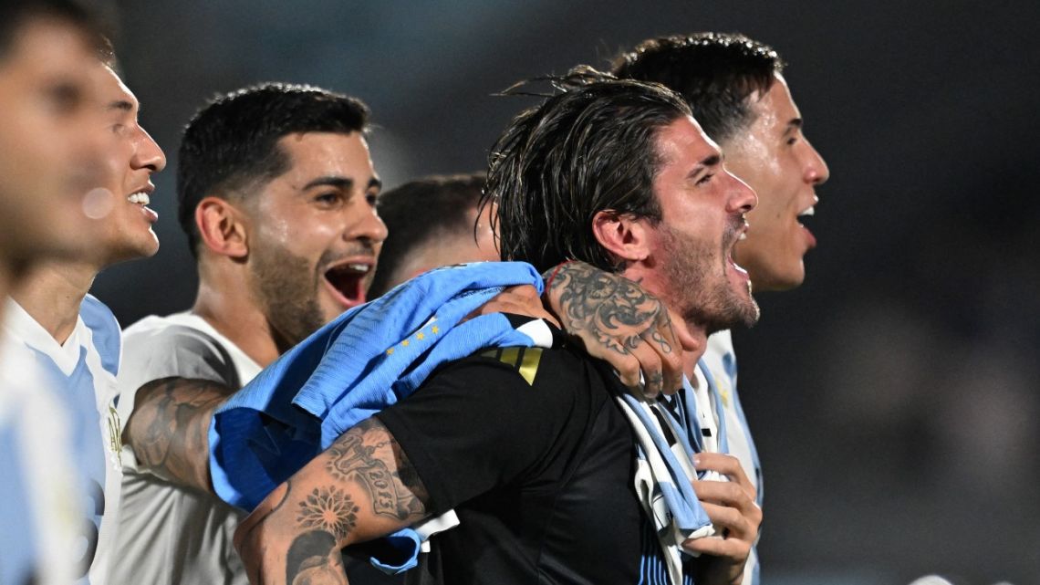 Argentina's players celebrate after winning the 2026 FIFA World Cup South American qualifiers football match between Uruguay and Argentina at the Centenario stadium in Montevideo, on March 21, 2025. 