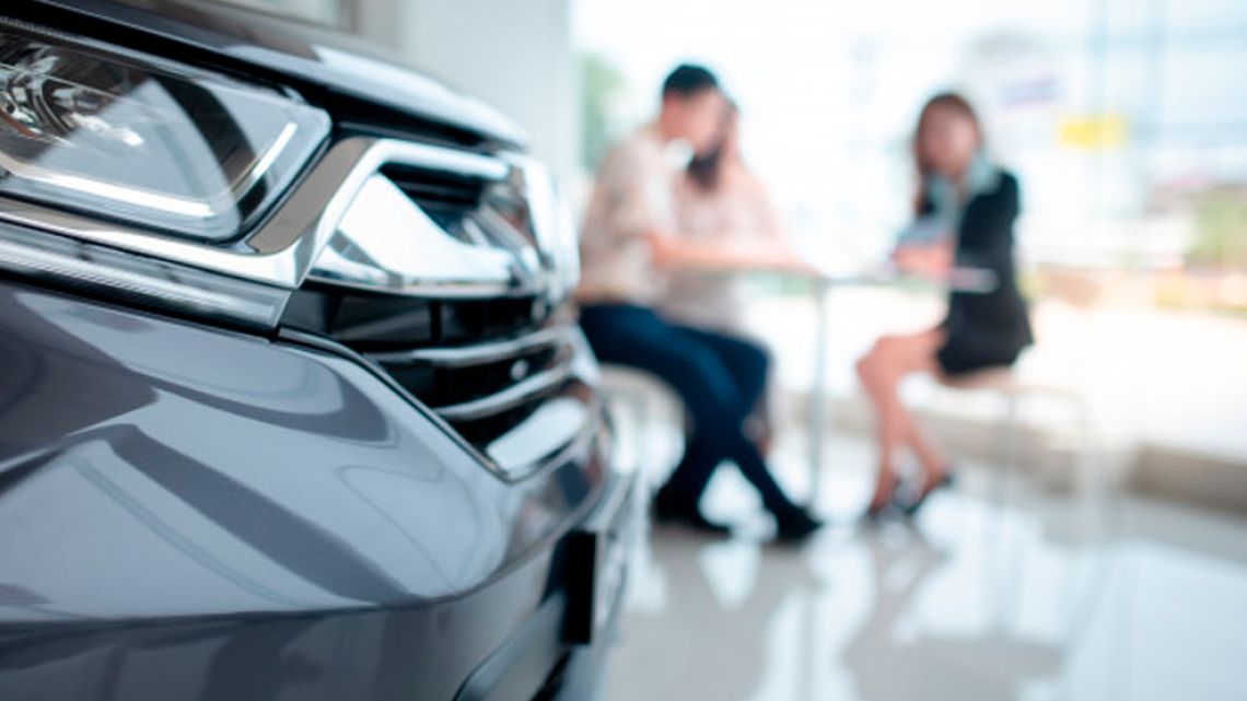 En la economía de Milei: ¿Cuántos salarios se necesitan para comprar un auto 0km en Argentina? 