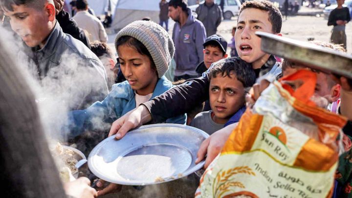 Platos. Chicos palestinos piden comida en la ciudad de Gaza.
