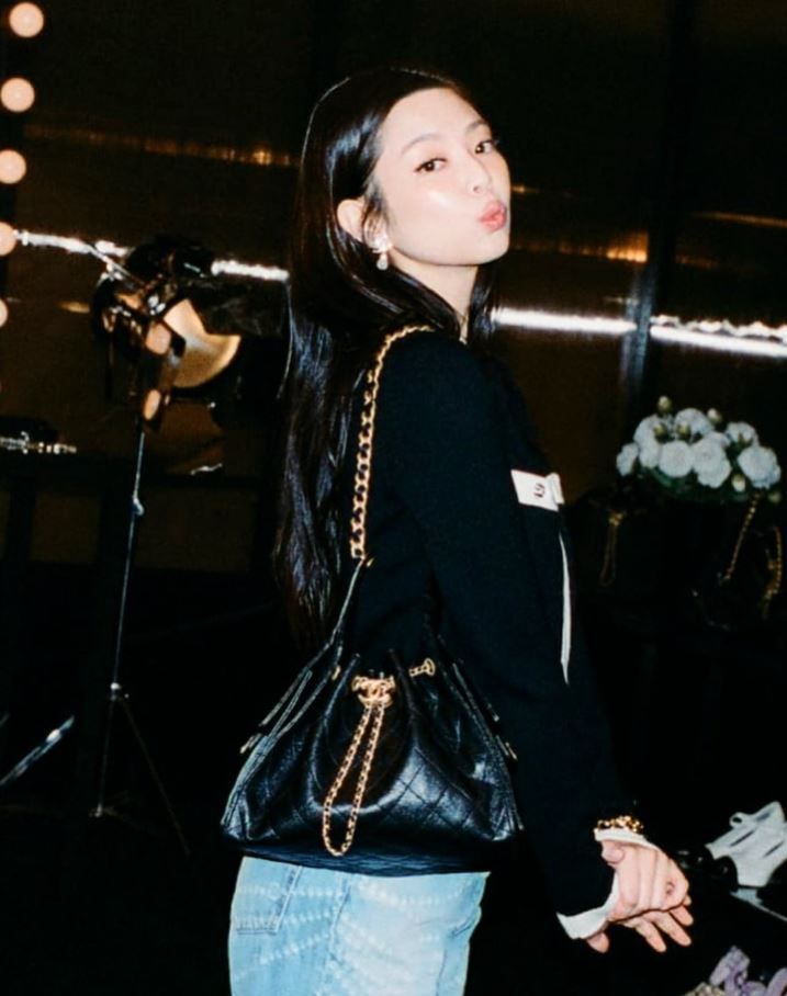 Jennie cara del bolso Chanel 25