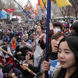 Miembros de la Liga Campesina de Corea, sostienen banderas durante una protesta contra el presidente de Corea del Sur, Yoon Suk Yeol, destituido, en Seúl. Foto de ANTHONY WALLACE / AFP | Foto:AFP