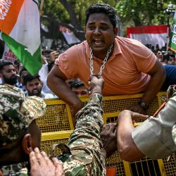 Personal de seguridad detiene a miembros del Congreso de la Juventud India (CJI), condenando el aumento del desempleo, en Nueva Delhi. Foto de Arun SANKAR / AFP | Foto:AFP