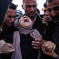 La madre del periodista palestino Hussam Shabat, colaborador de Al Jazeera Mubasher, llora durante su funeral en el Hospital Indonesio de Beit Lahi. Foto de BASHAR TALEB / AFP | Foto:AFP