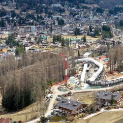 Una vista aérea muestra el nuevo Centro de Deslizamiento de Cortina el día de las pruebas de preaprobación para los Juegos Olímpicos de Invierno de Milán Cortina 2026. Foto de Andrea BERNARDI / AFP | Foto:AFP