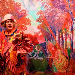 Grayson Perry posa para una fotografía junto al tapiz "La historia de mi vida", durante la sesión fotográfica : Delirios de grandeza" en la Colección Wallace de Londres. Foto de Adrian DENNIS / AFP | Foto:AFP