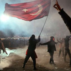 Un manifestante ondea una bandera turca frente a la policía antidisturbios durante una manifestación en apoyo al alcalde de Estambul. Foto de Angelos Tzortzinis / AFP | Foto:AFP