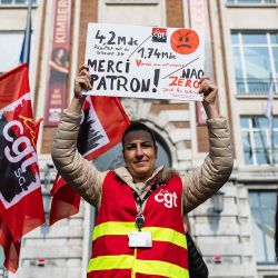 Un trabajador de Société Générale lleva un chaleco de la CGT y una pancarta durante una manifestación frente a una sucursal de SG Credit du Nord. Foto de Sameer Al-DOUMY / AFP | Foto:AFP