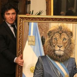 Milei con un cuadro de un león con banda presidencial. | Foto:Cedoc
