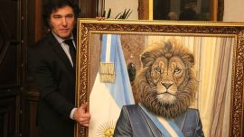 Milei con un cuadro de un león con banda presidencial.