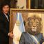 Milei con un cuadro de un león con banda presidencial.