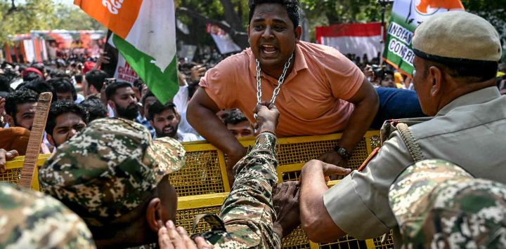 Personal de seguridad detiene a miembros del Congreso de la Juventud India (CJI), condenando el aumento del desempleo, en Nueva Delhi. Foto de Arun SANKAR / AFP