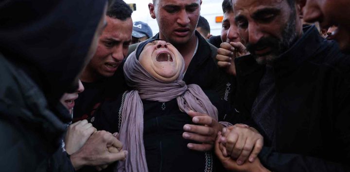La madre del periodista palestino Hussam Shabat, colaborador de Al Jazeera Mubasher, llora durante su funeral en el Hospital Indonesio de Beit Lahi. Foto de BASHAR TALEB / AFP