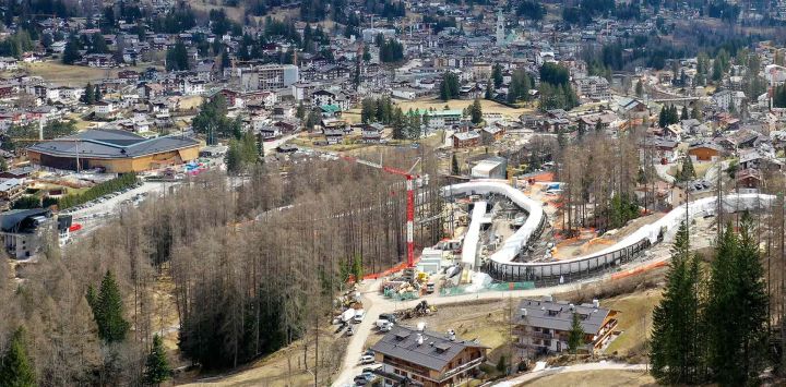 Una vista aérea muestra el nuevo Centro de Deslizamiento de Cortina el día de las pruebas de preaprobación para los Juegos Olímpicos de Invierno de Milán Cortina 2026. Foto de Andrea BERNARDI / AFP