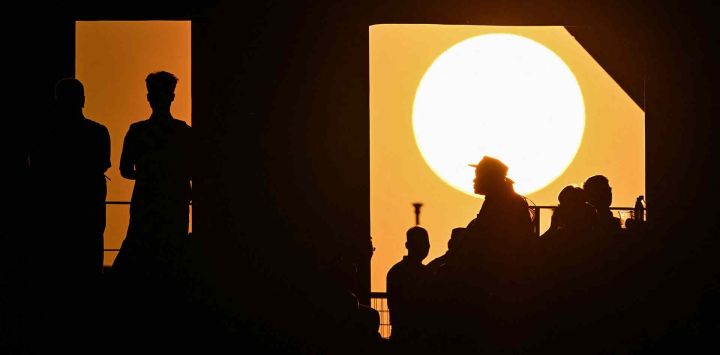 El sol se pone antes del partido de clasificación para la Copa Mundial de la FIFA 2026 entre China y Australia, Zhejiang. Foto de Hector RETAMAL / AFP