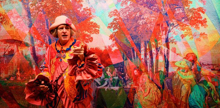 Grayson Perry posa para una fotografía junto al tapiz "La historia de mi vida", durante la sesión fotográfica : Delirios de grandeza" en la Colección Wallace de Londres. Foto de Adrian DENNIS / AFP