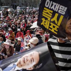 Un partidario del presidente surcoreano destituido, Yoon Suk Yeol. Durante una manifestación en una calle cercana al Tribunal Superior de Seúl. Foto de ANTHONY WALLACE / AFP | Foto:AFP