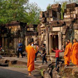 Un soldado camboyano hace guardia mientras monjes budistas y visitantes caminan alrededor del disputado templo jemer Prasat Ta Muen Thom. Foto de TANG CHHIN Sothy / AFP | Foto:AFP