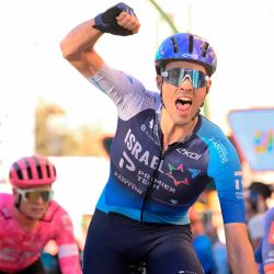 Ethan Vernon, del equipo israelí Premier Tech, celebra cruzar primero la meta de la segunda etapa de la Volta a Cataluña. Foto de Josep LAGO / AFP | Foto:AFP