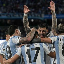 El mediocampista argentino #17 Giuliano Simeone celebra con sus compañeros de equipo, el cuarto gol por las eliminatorias Copa Mundial FIFA 2026. Foto por JUAN MABROMATA / AFP | Foto:AFP