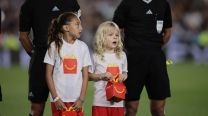 Dionisio, el hijo de Flavio Mendoza, entró a la cancha con los jugadores de la Selección en el partido contra Brasil