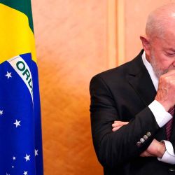 El presidente de Brasil, Luiz Inácio Lula da Silva, reflexiona antes de acudir a su conferencia de prensa en Tokio. Foto de Kazuhiro NOGI / AFP | Foto:AFP
