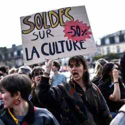 Un manifestante sostiene una pancarta que dice "Descuentos del cincuenta por ciento en cultura" en Boudeos, Francia. Foto de Christophe ARCHAMBAULT / AFP | Foto:AFP