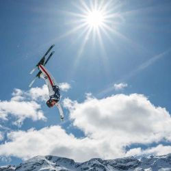 La canadiense Marion Thenault calienta antes de la final del Campeonato Mundial de Snowboard Freestyle y Freeski de la FIS 2025 en St. Moritz. Foto de Fabrice COFFRINI / AFP | Foto:AFP