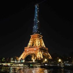 La Torre Eiffel iluminada con los colores de la bandera ucraniana en París. Foto de Christophe DELATTRE / AFP | Foto:AFP