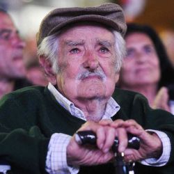  El expresidente uruguayo José Mujica reacciona tras recibir un homenaje durante el 54º aniversario del Frente Amplio en Montevideo. Foto: Sofia TORRES / AFP | Foto:AFP