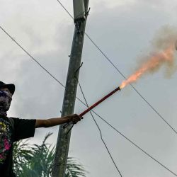 Un manifestante lanza fuegos artificiales contra la policía durante una protesta contra la revisión de la ley de las fuerzas armadas en Yakarta. Foto de BAY ISMOYO / AFP | Foto:AFP
