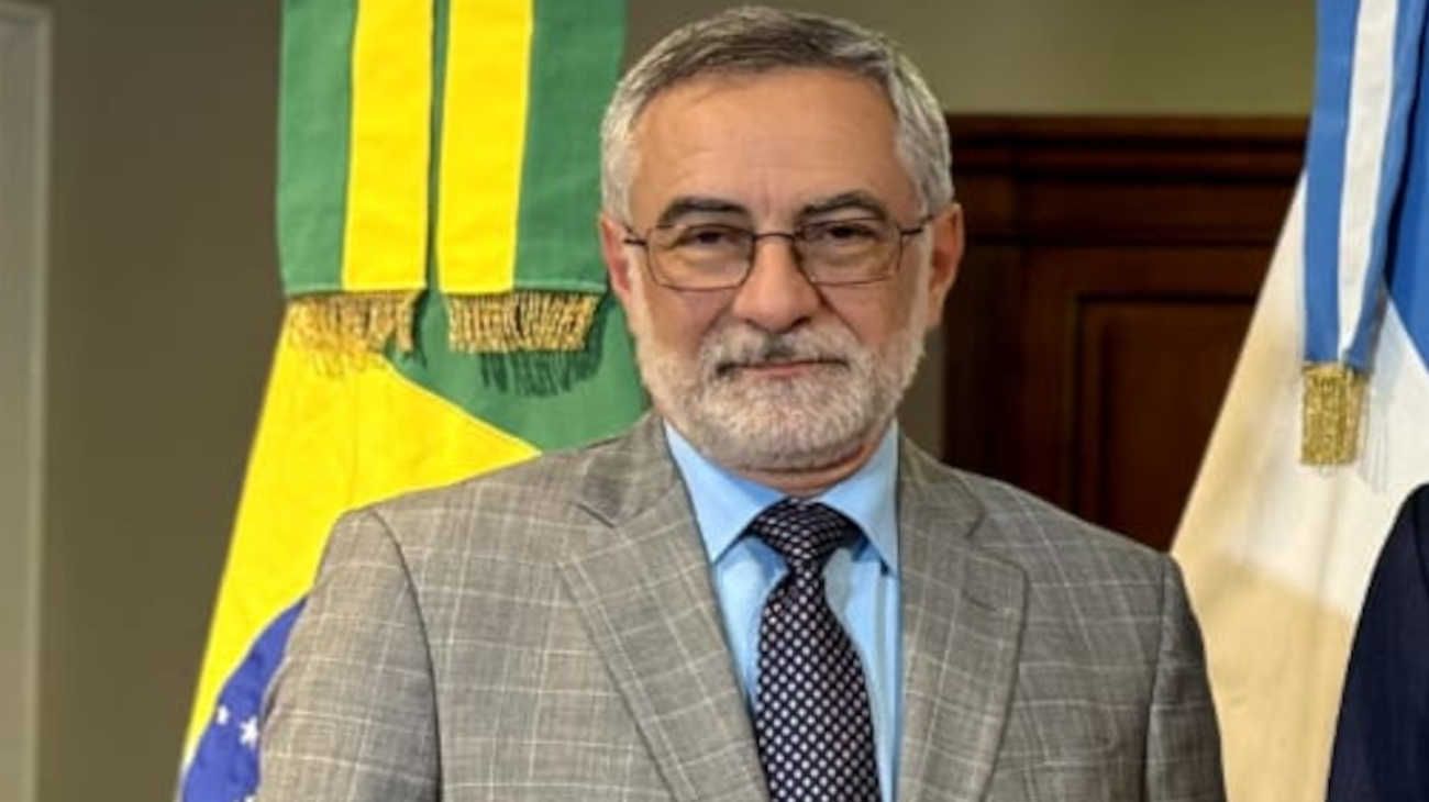 https://fotos.perfil.com/2025/03/27/julio-bitelli-embajador-de-brasil-20250327-1993227.jpg