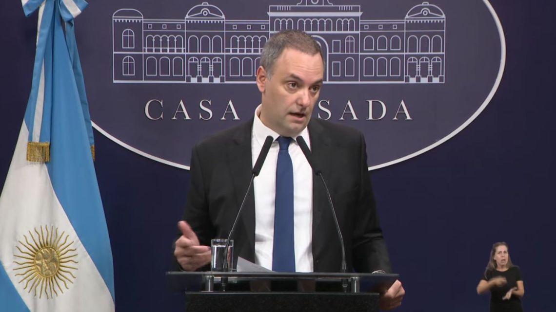 ¿Revés para Manuel Adorni?: el tweet que lo dejó en off side tras la imposición de los aranceles de Donald Trump