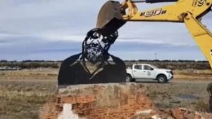 Así derribaron el monumento del escritor Osvaldo Bayer, en la provincia de Santa Cruz. 