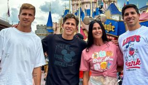 Carolina Baldini, y sus hijos Giuliano, Gianluca y Giovanni Simeone