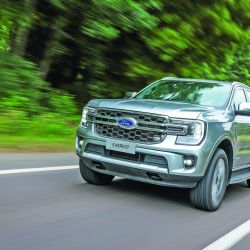 Everest tiene la posibilidad de 6 modos de conducción (normal, eco, resbaladizo, barro/surcos, arena y remolque) que pueden operarse desde la pantalla off-road y también mediante un dial físico. 