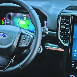 Everest tiene la posibilidad de 6 modos de conducción (normal, eco, resbaladizo, barro/surcos, arena y remolque) que pueden operarse desde la pantalla off-road y también mediante un dial físico. 