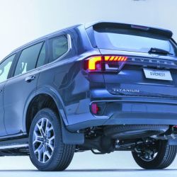 Everest tiene la posibilidad de 6 modos de conducción (normal, eco, resbaladizo, barro/surcos, arena y remolque) que pueden operarse desde la pantalla off-road y también mediante un dial físico. 