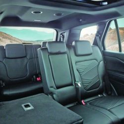 Everest tiene la posibilidad de 6 modos de conducción (normal, eco, resbaladizo, barro/surcos, arena y remolque) que pueden operarse desde la pantalla off-road y también mediante un dial físico. 