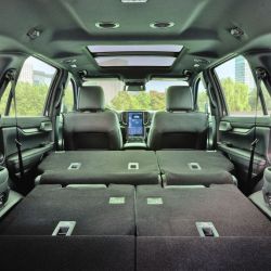 Everest tiene la posibilidad de 6 modos de conducción (normal, eco, resbaladizo, barro/surcos, arena y remolque) que pueden operarse desde la pantalla off-road y también mediante un dial físico. 