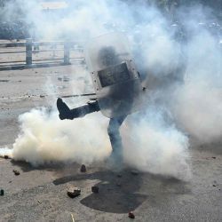 La policía de Nepal disparó gas lacrimógeno para dispersar a manifestantes promonárquicos que exigían un estado hindú en Katmandú. Foto de PRAKASH MATHEMA / AFP | Foto:AFP